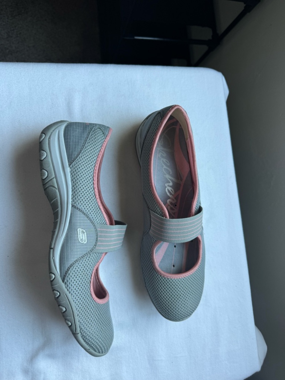 Skechers Sporty Mary Jane Sneakers in soft grey with pink trim 💗 Size 9.5